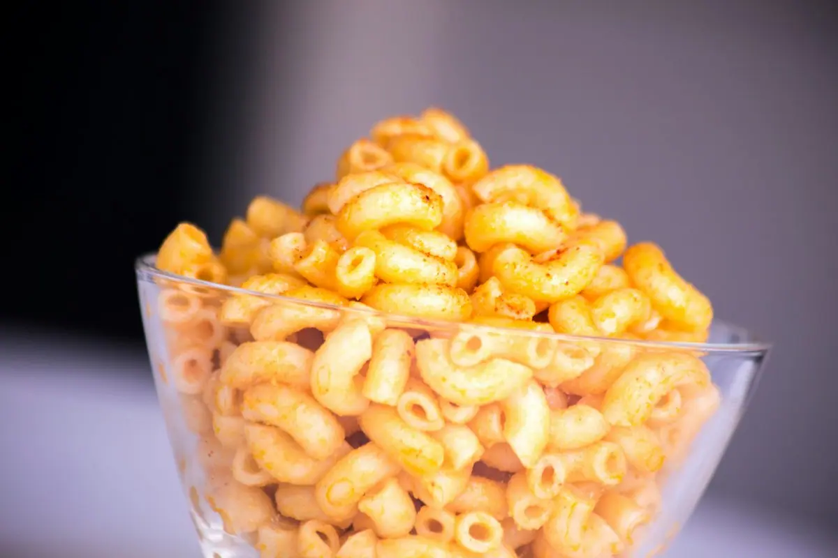 A glass bowl of macaroni and cheese